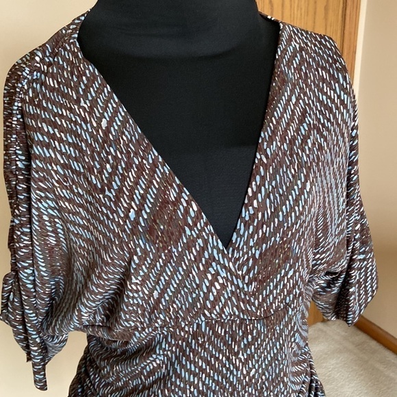 🤎 BCBGMaxAzria Faux Wrap Abstract Print Short-Sleeve V Neck Top Brown Large - Picture 3 of 11